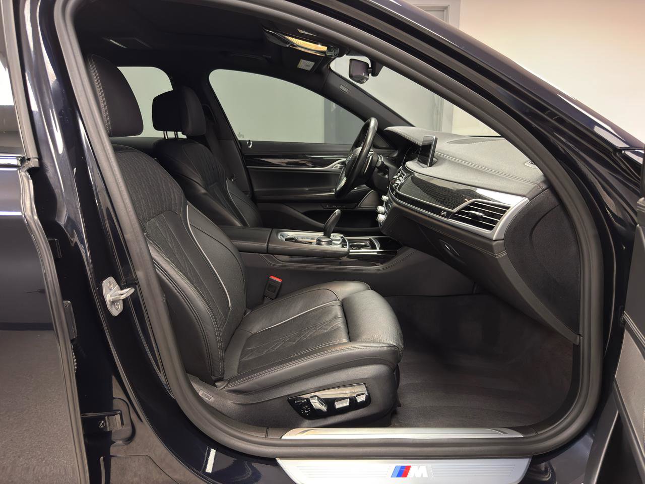 Used 2019 BMW 750i xDrive w/ M Sport Package AWD/4WD image 10
