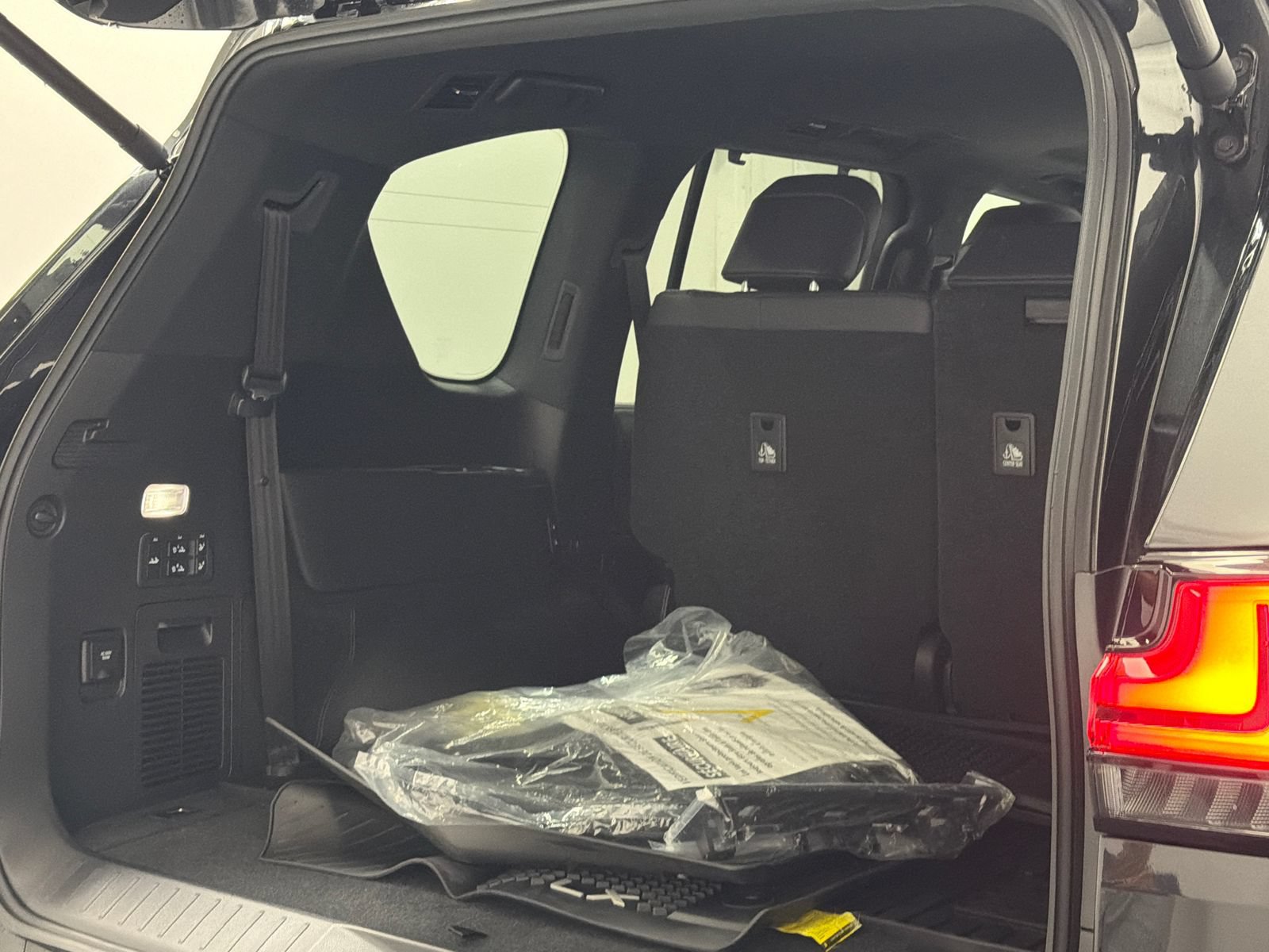 Used 2025 Lexus LX 600 4WD w/ Accessory Package (2T) image 9