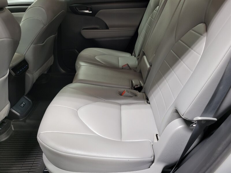 Used 2021 Toyota Highlander XLE AWD/4WD image 54