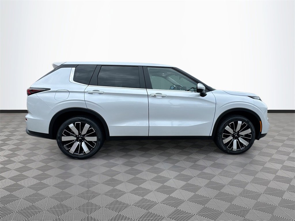 New 2025 Mitsubishi Outlander SE image 4