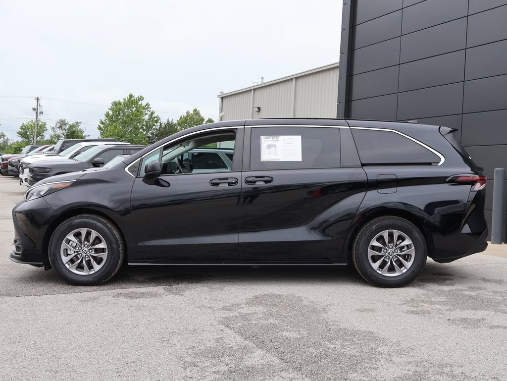 Used 2024 Toyota Sienna LE FWD image 2