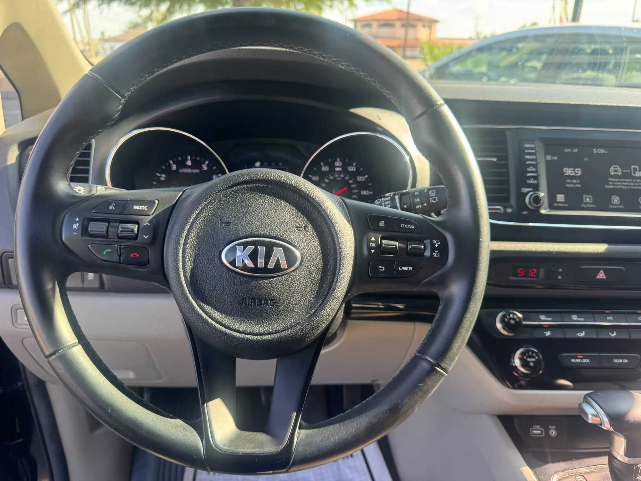 Used 2017 Kia Sedona LX w/ LX Essentials Premium Package FWD image 18