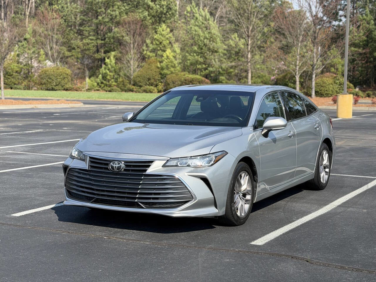 Used 2019 Toyota Avalon XLE w/ Moonroof Package FWD image 3