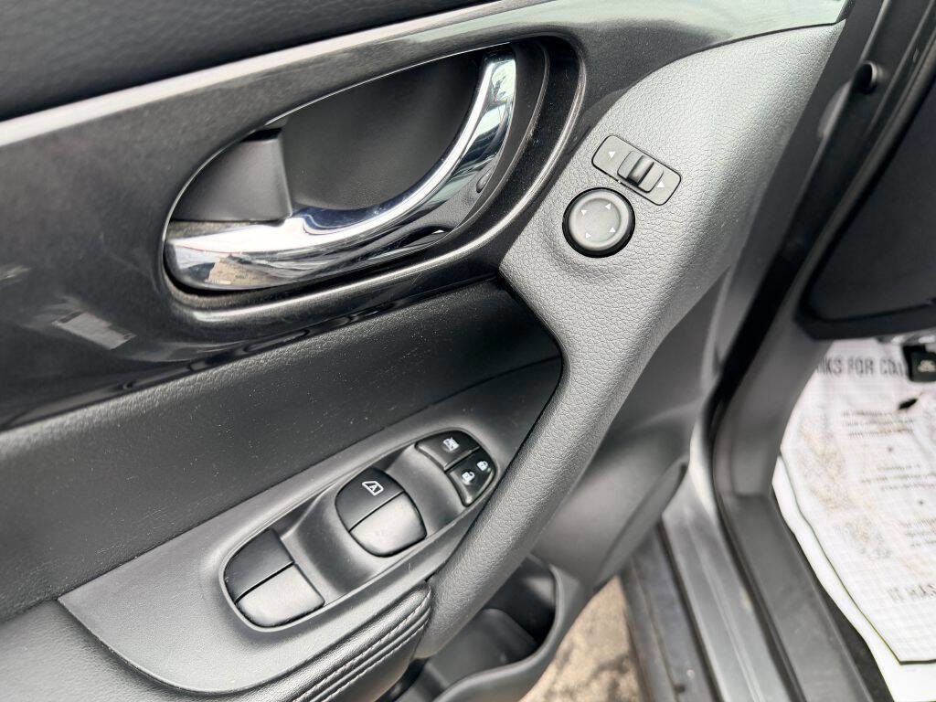 Used 2017 Nissan Rogue SV image 8