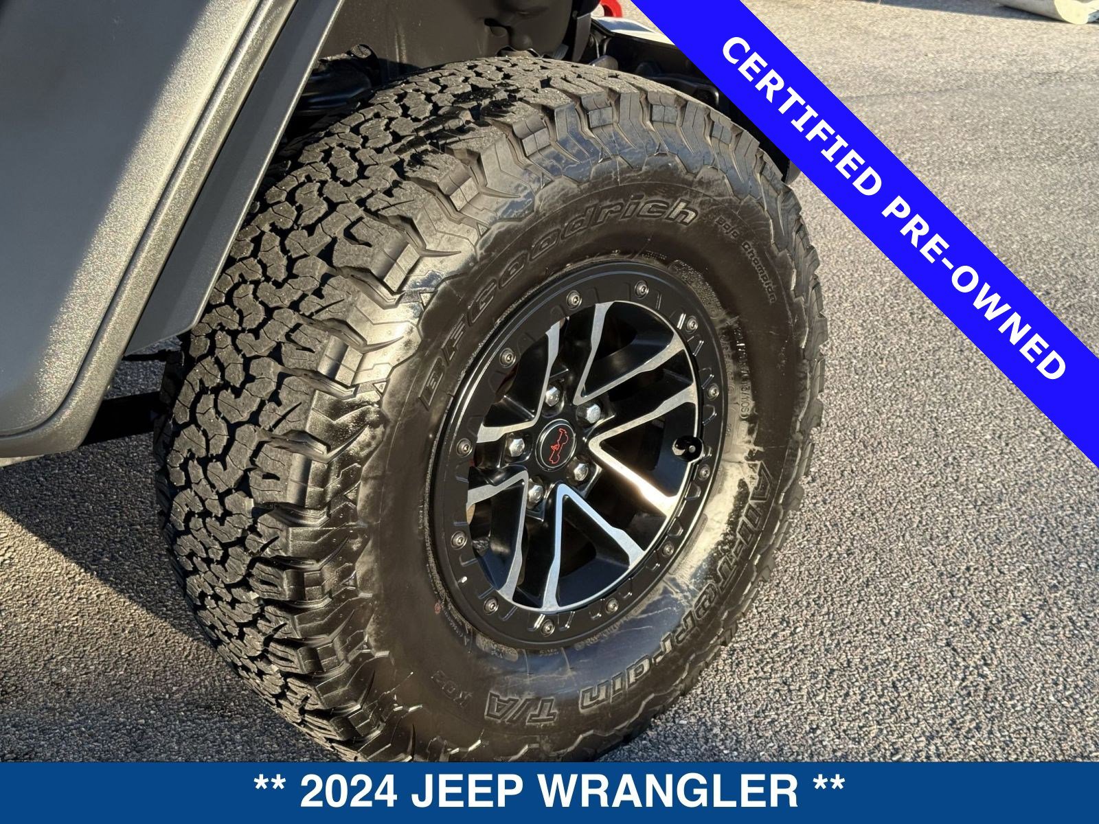 Used 2024 Jeep Wrangler Unlimited Rubicon w/ XTREMEE 35" Tire Package image 12