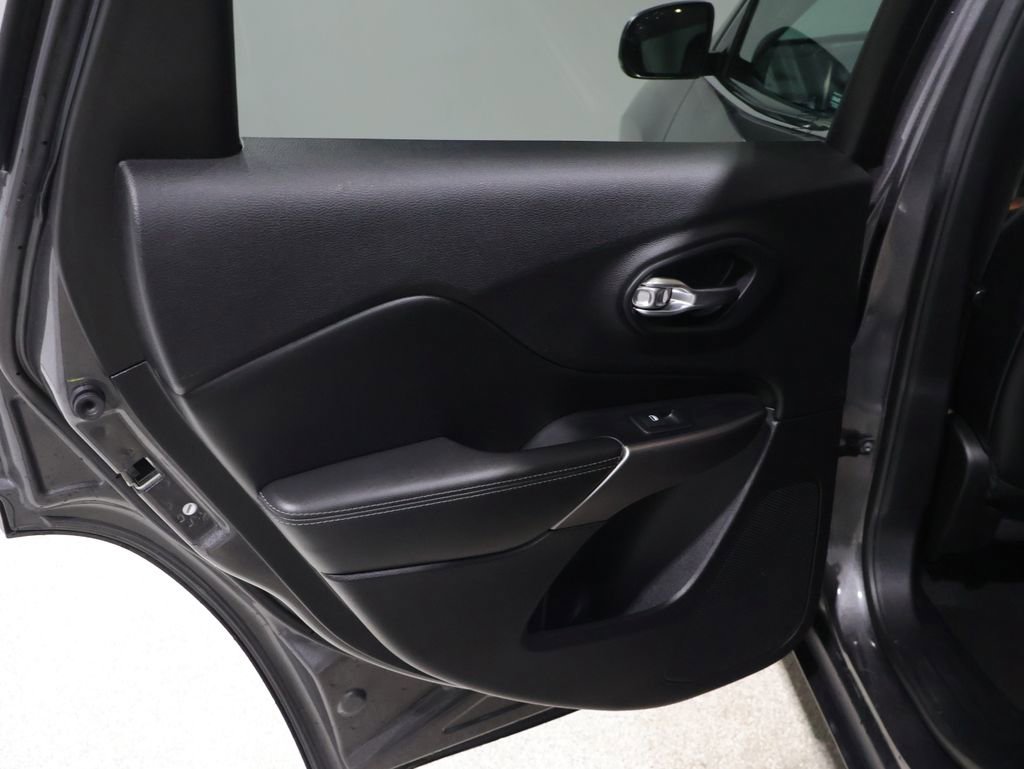 Used 2019 Jeep Cherokee Limited image 18