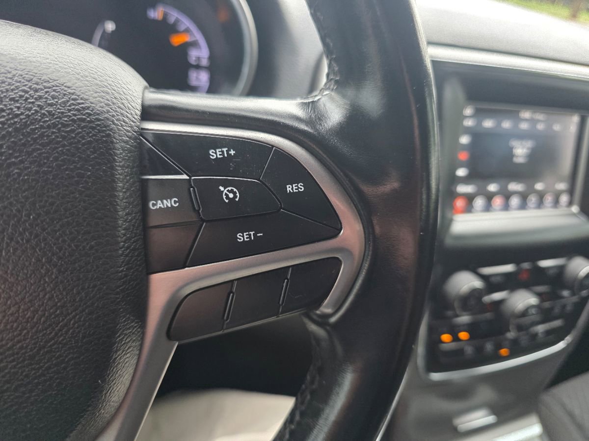 Used 2020 Jeep Grand Cherokee Laredo image 30