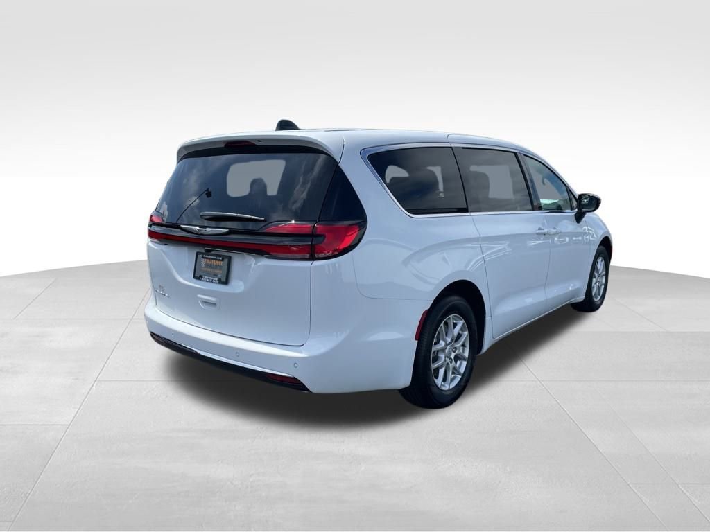 New 2026 Chrysler Pacifica Select image 8