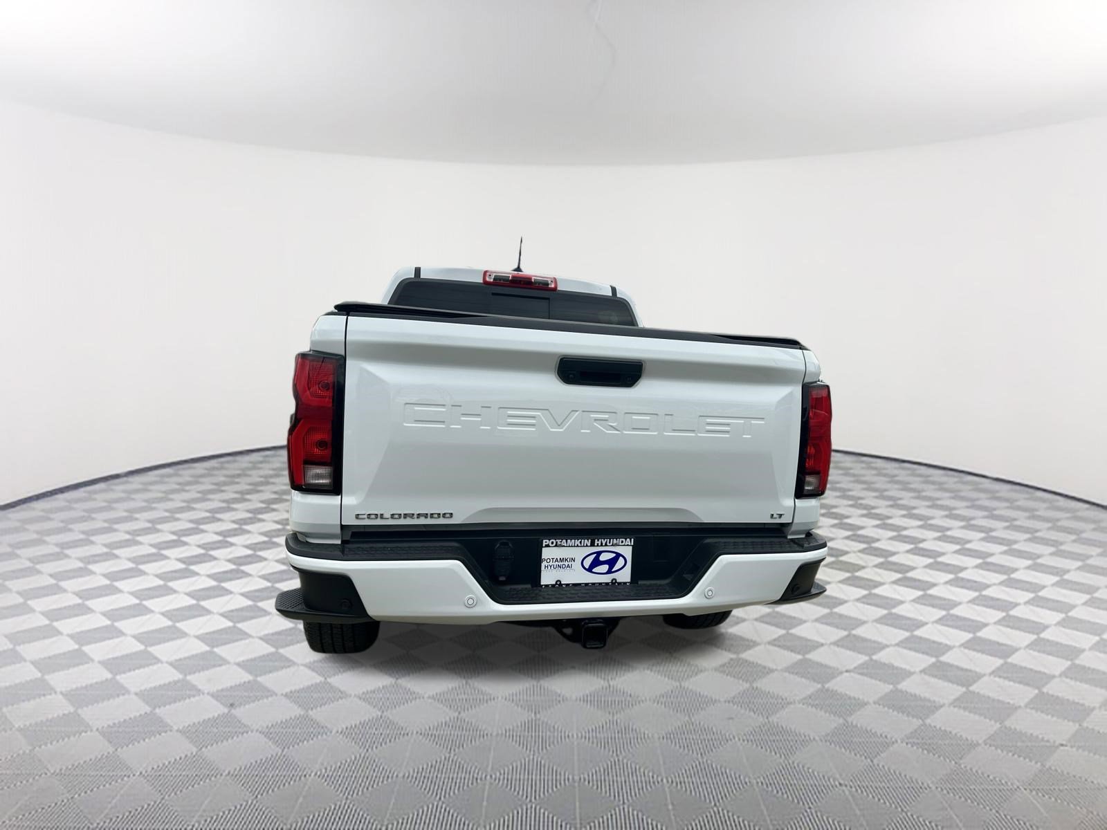 Used 2024 Chevrolet Colorado LT w/ LT Convenience Package III image 8