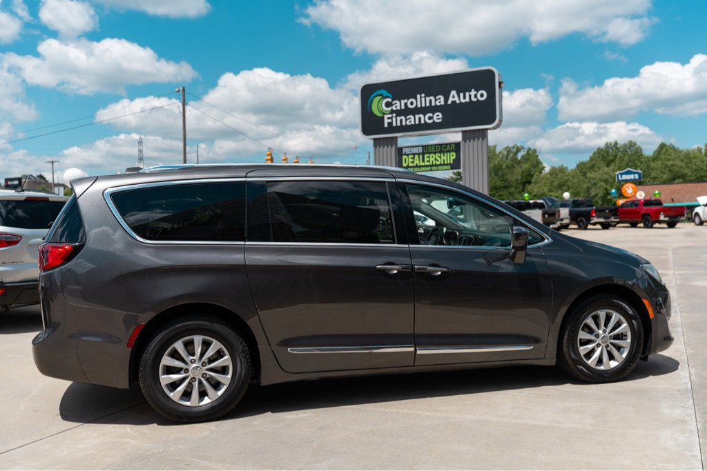 Used 2019 Chrysler Pacifica Touring-L FWD image 6
