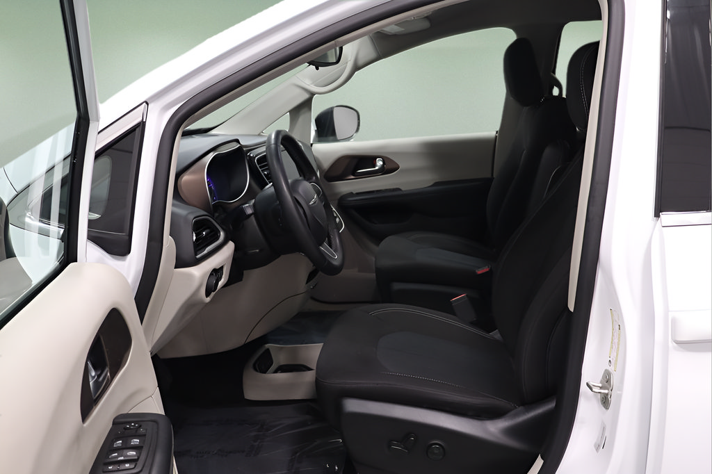 Certified 2023 Chrysler Voyager LX FWD image 11
