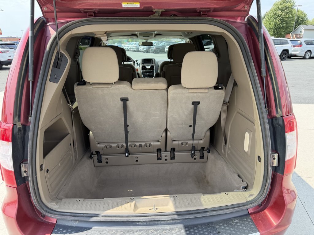 Used 2012 Chrysler Town & Country Touring w/ Entertainment Group #1 FWD image 19
