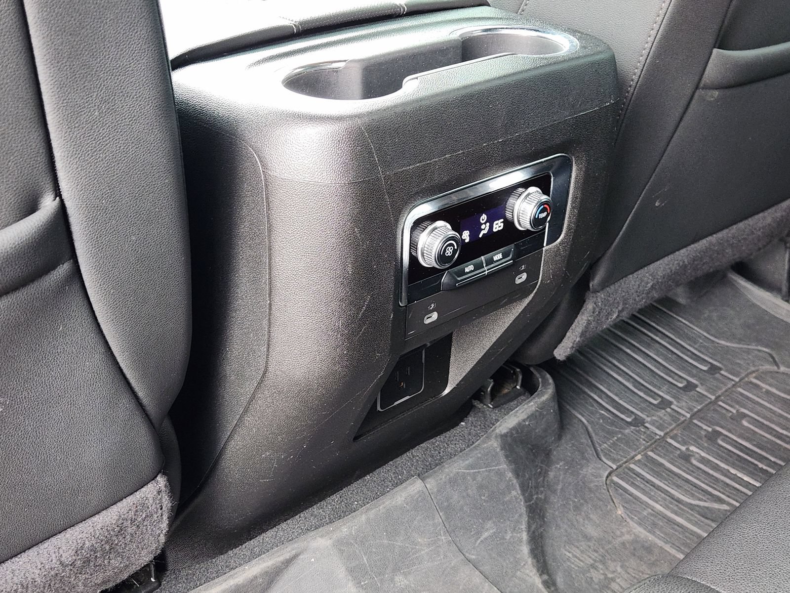 Used 2024 GMC Yukon SLT AWD/4WD image 34