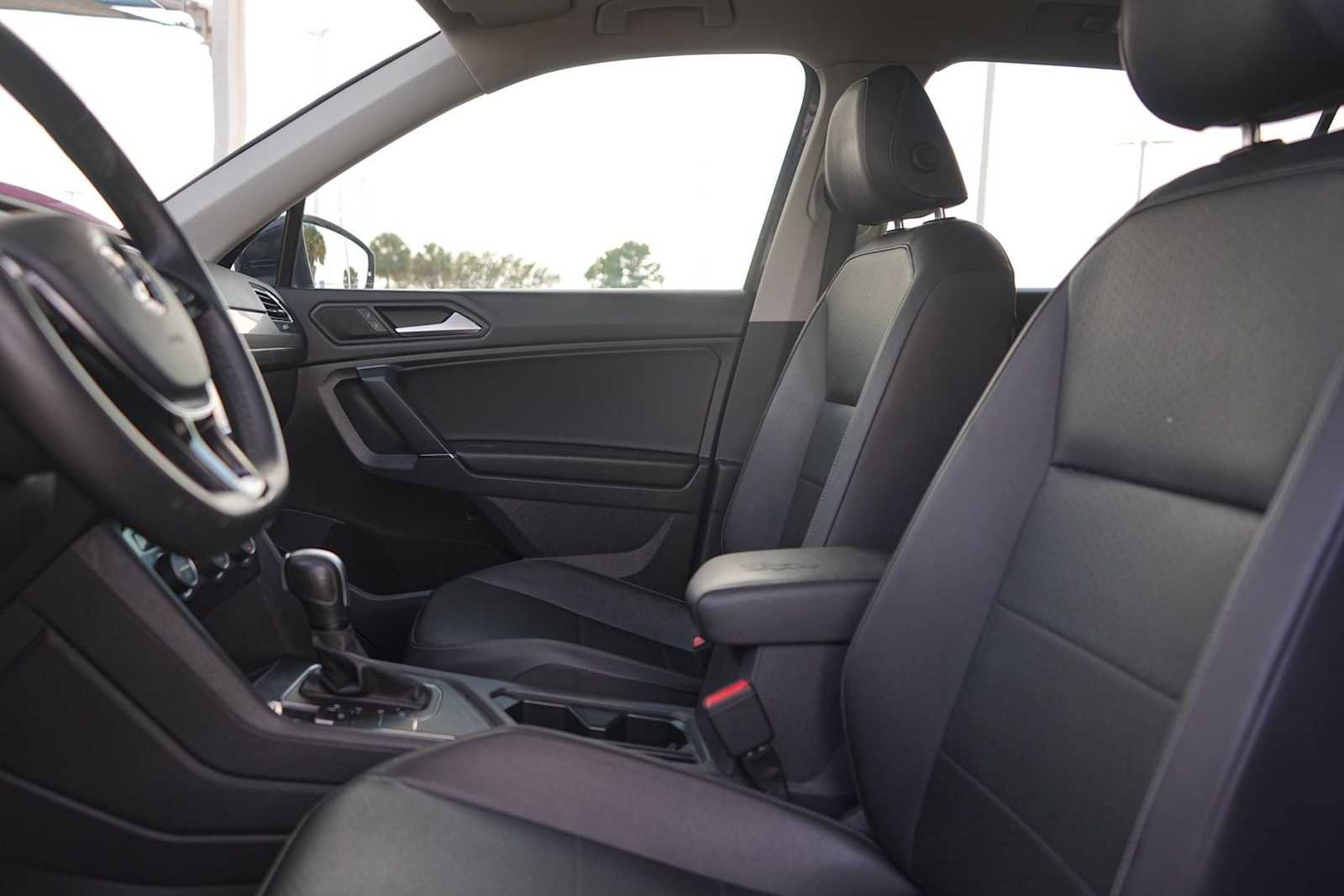 Used 2020 Volkswagen Tiguan SE w/ Panoramic Sunroof Package FWD image 11