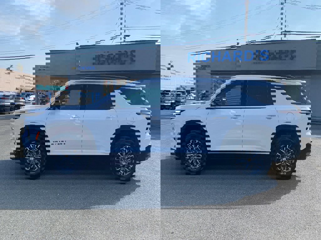 Used 2025 Chevrolet Traverse LT image 8