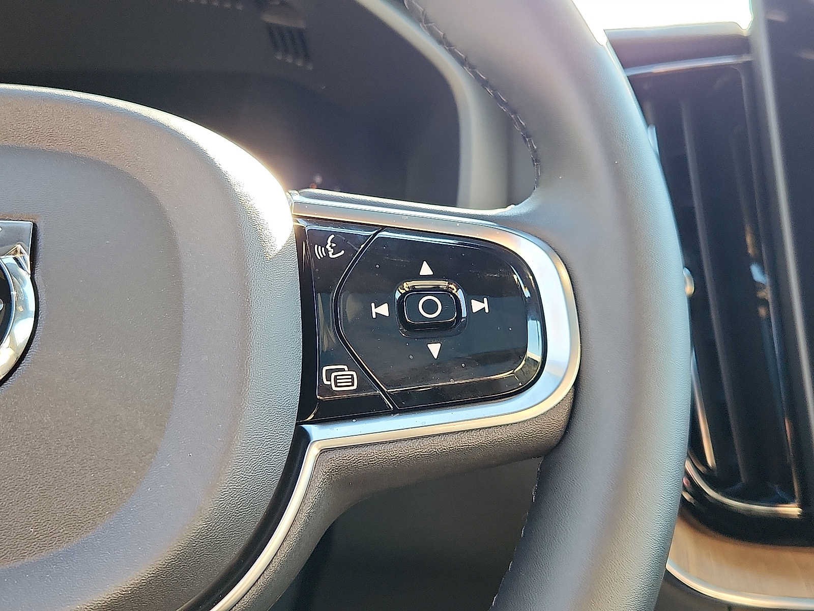 Used 2027 Volvo XC60 B5 Plus AWD/4WD image 21