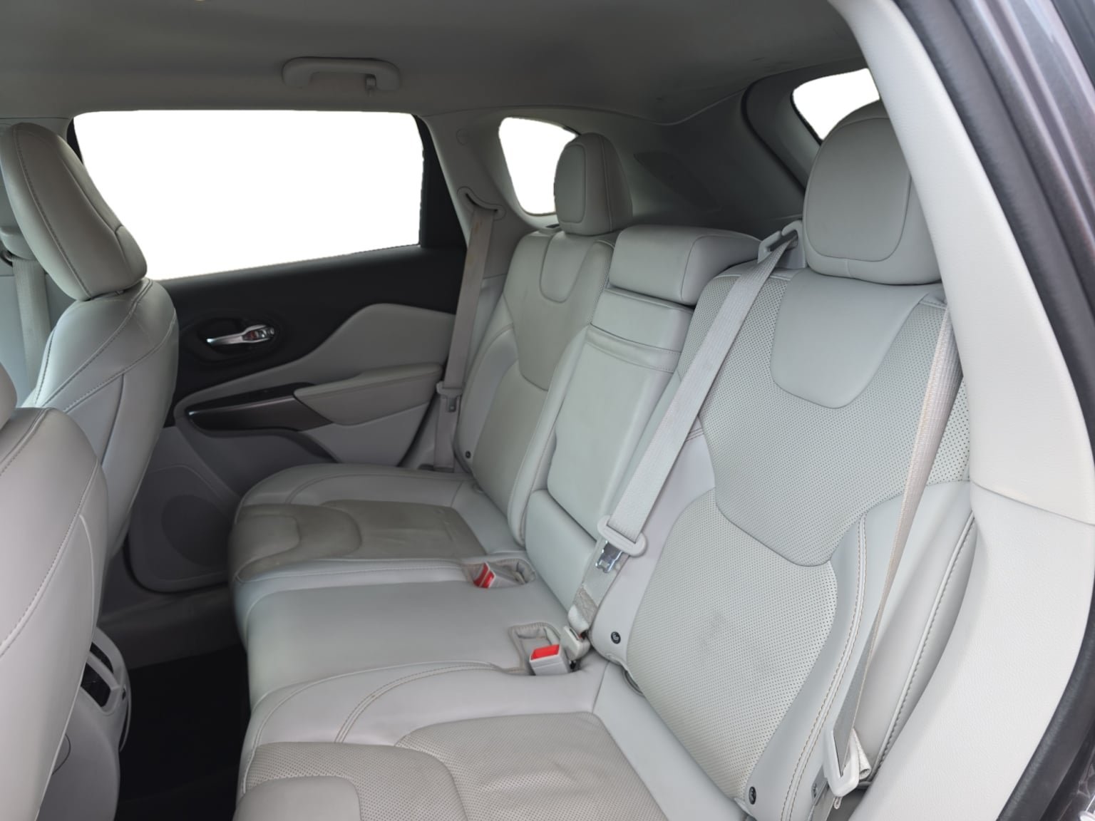 Used 2019 Jeep Cherokee Limited FWD image 16