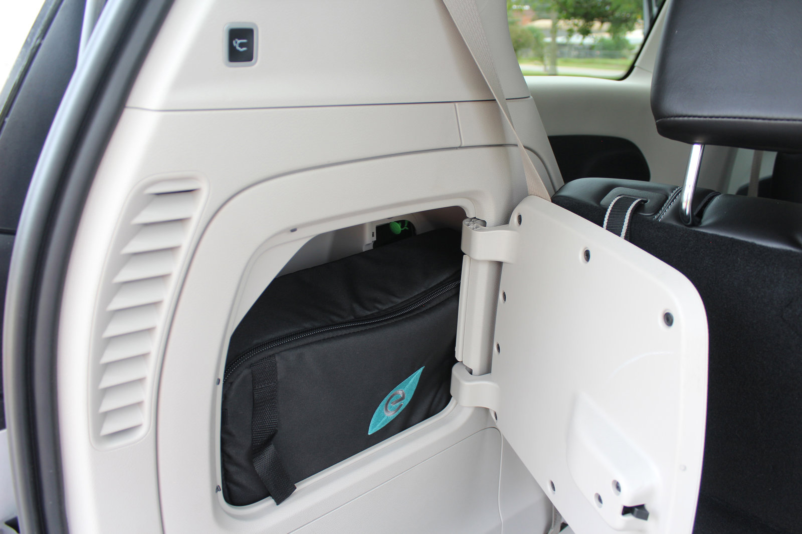 Used 2024 Chrysler Pacifica Select image 64