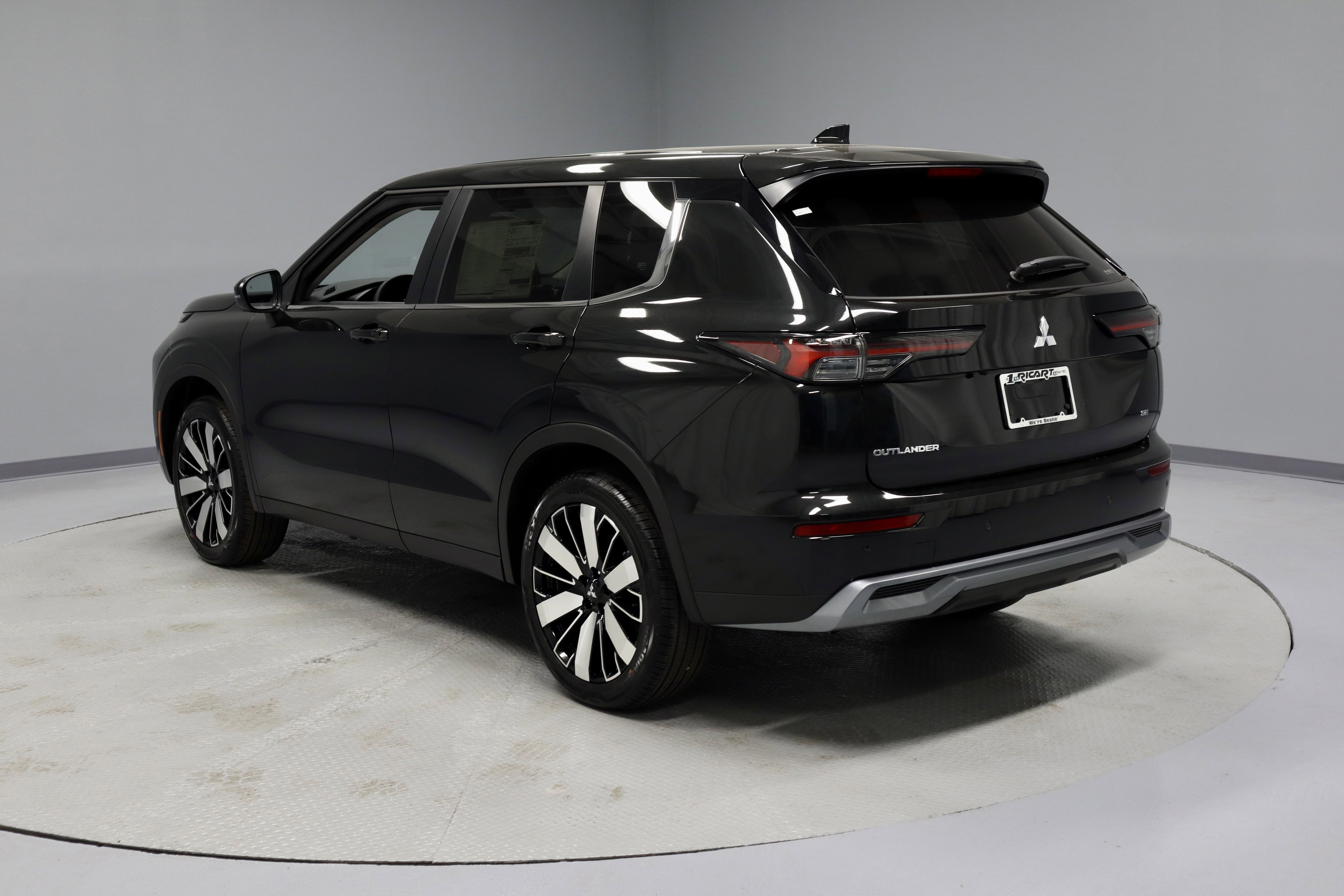 New 2025 Mitsubishi Outlander SE image 7