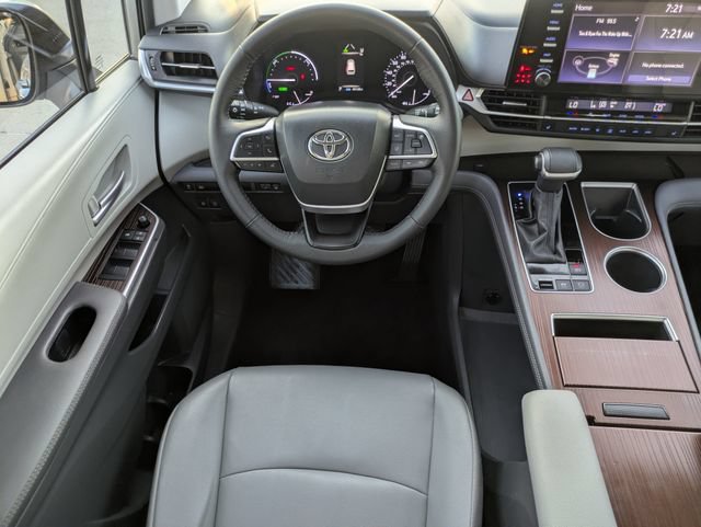 Used 2023 Toyota Sienna XLE FWD image 10