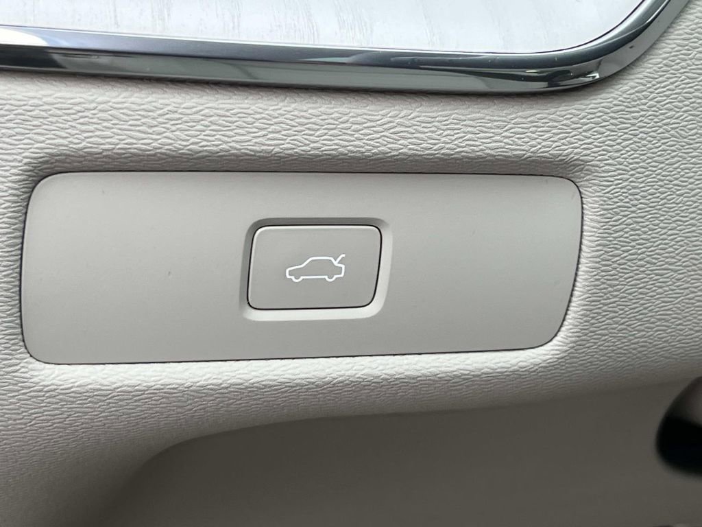 New 2026 Volvo XC60 B5 Ultra w/ Climate Package image 24