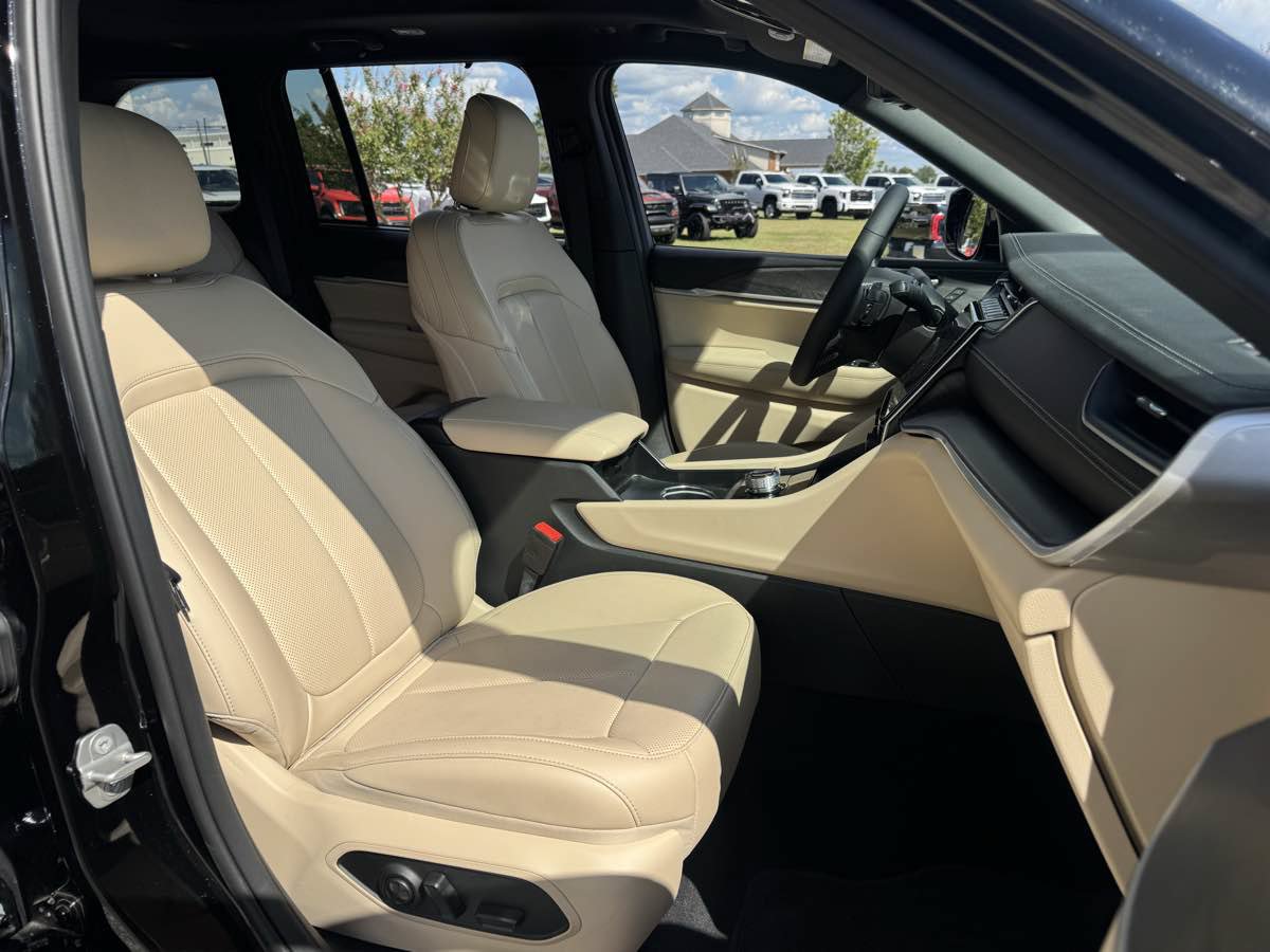 Used 2025 Jeep Grand Cherokee Limited w/ Luxury Tech Group II AWD/4WD image 12