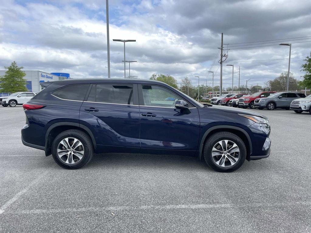Used 2023 Toyota Highlander XLE image 2
