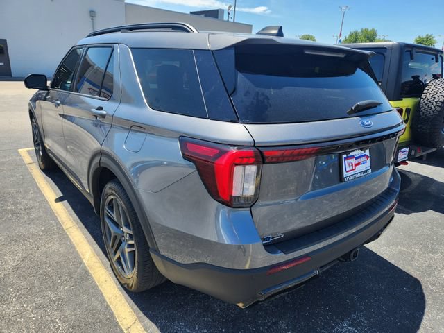 Used 2025 Ford Explorer ST-Line w/ ST-Line Street Pack AWD/4WD image 4