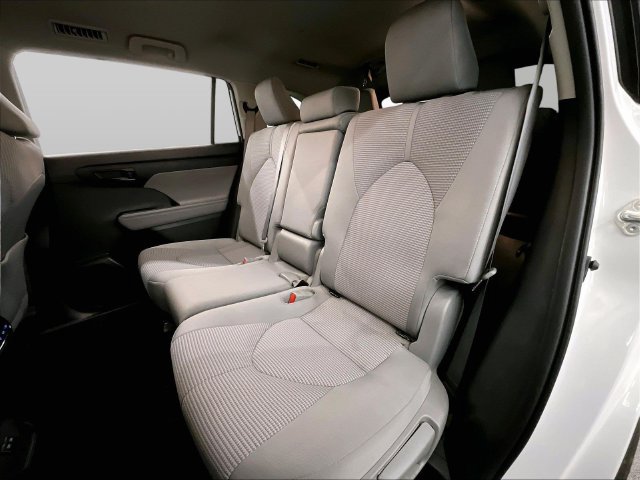 Used 2022 Toyota Highlander LE AWD/4WD image 25