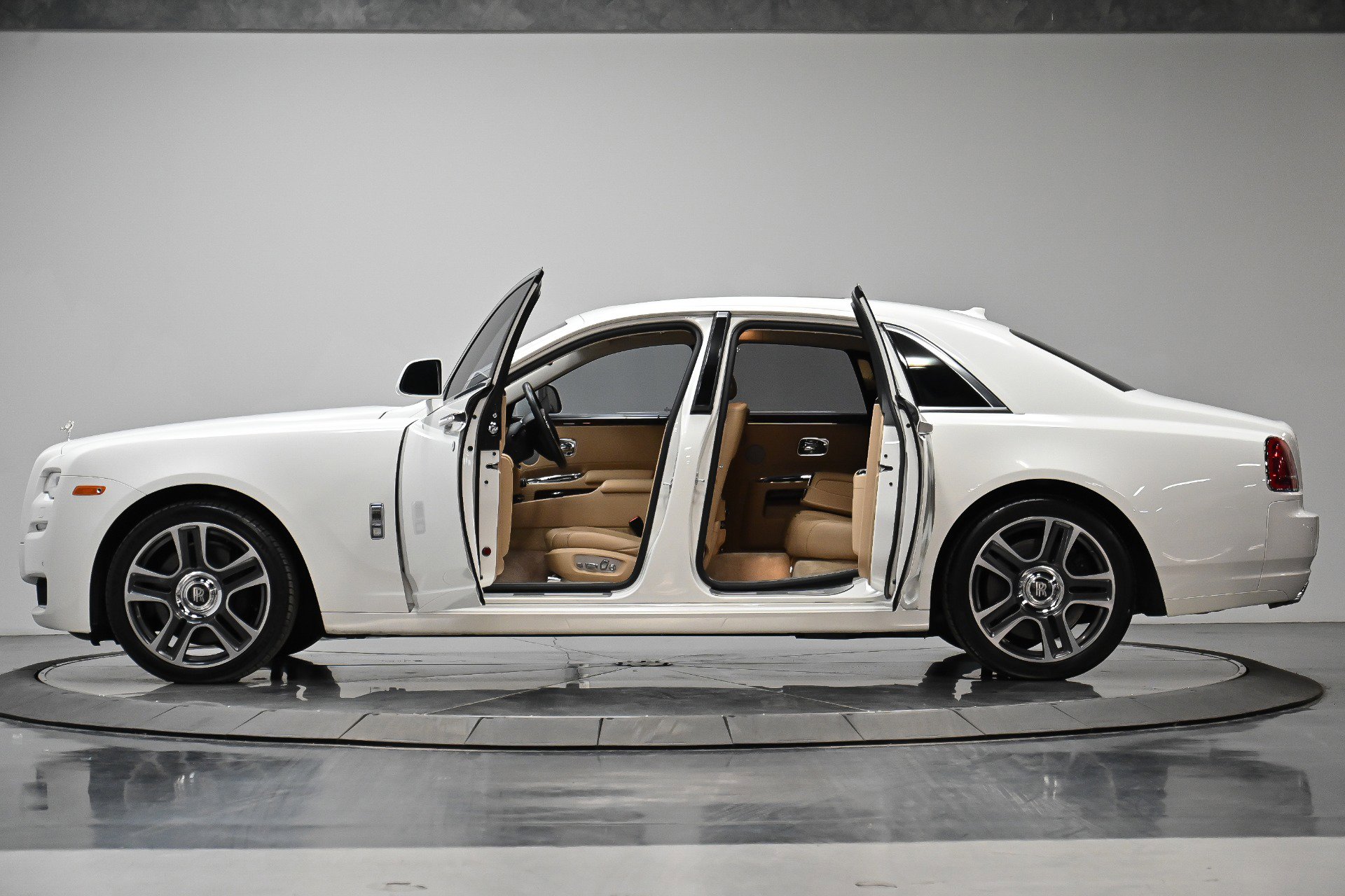 Used 2017 Rolls-Royce Ghost image 21