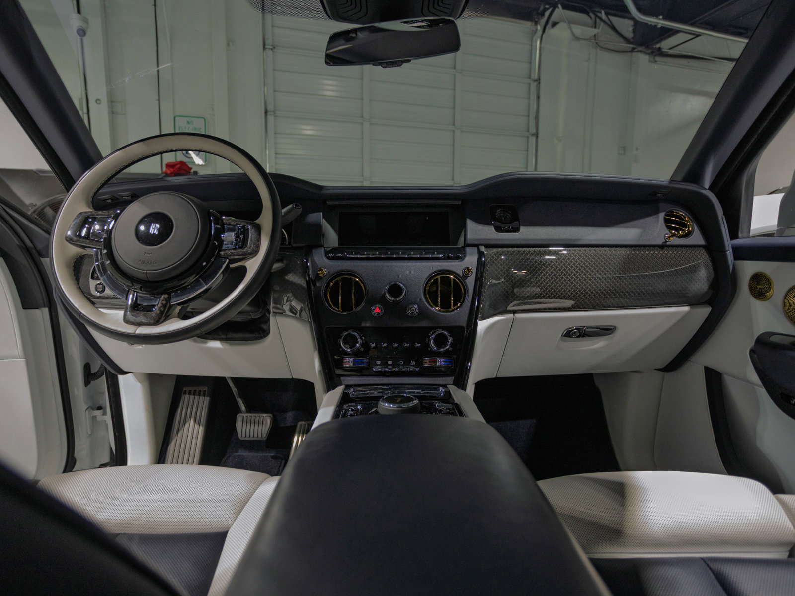 Used 2024 Rolls-Royce Cullinan Black Badge image 16