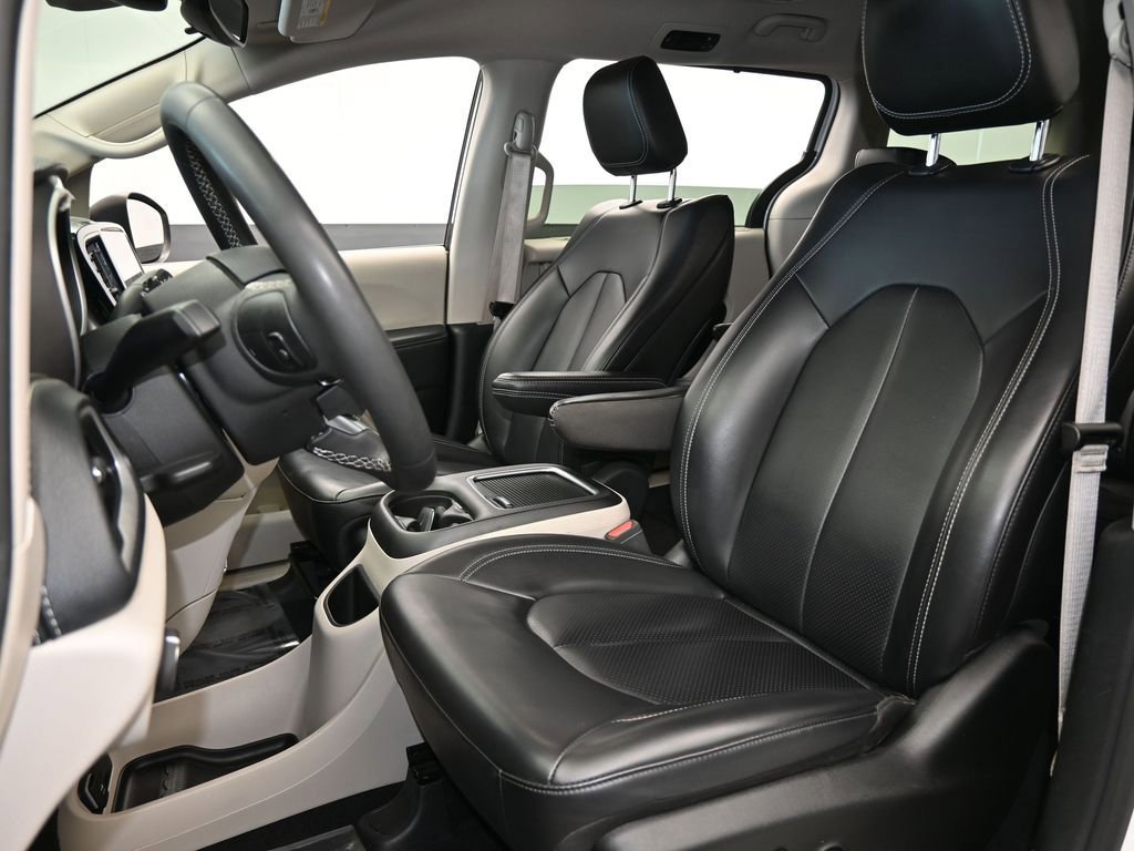 Used 2023 Chrysler Pacifica Touring-L image 10