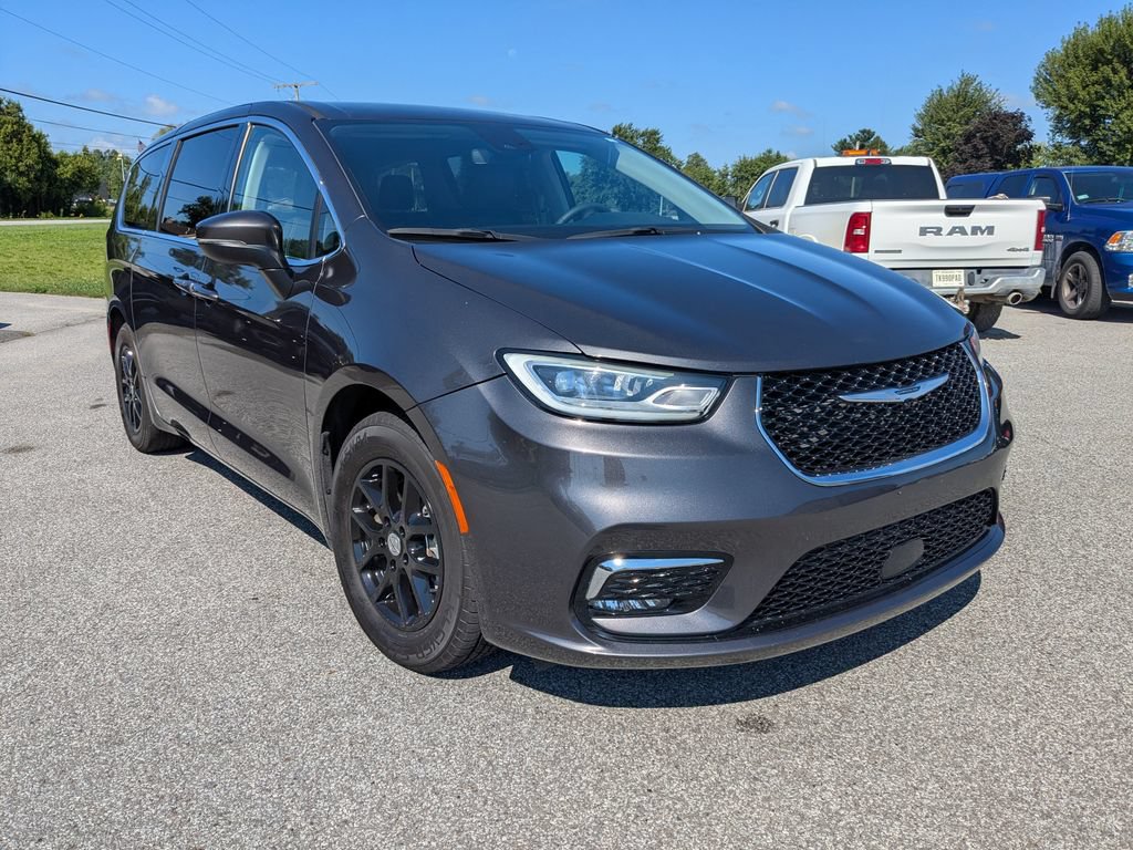 Used 2023 Chrysler Pacifica Touring-L FWD image 3