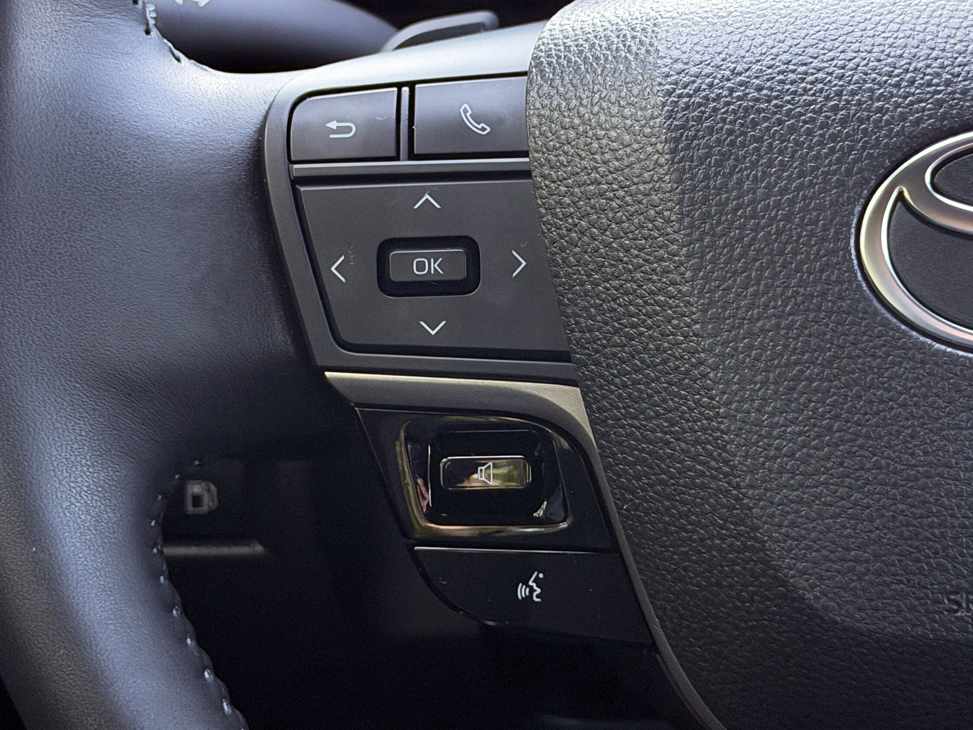 Used 2025 Toyota Camry XSE FWD image 33