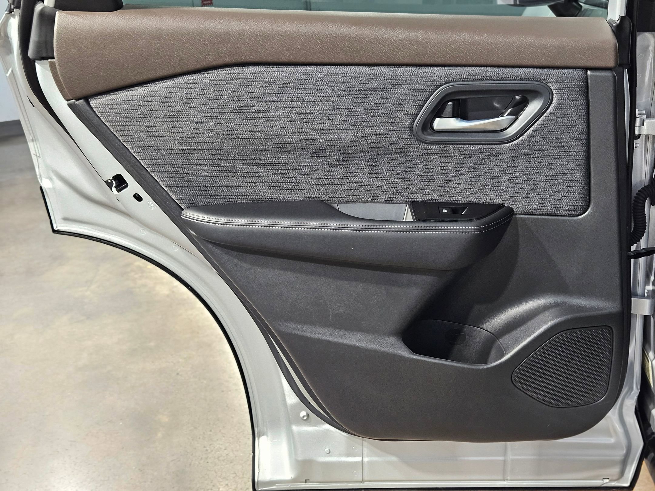 Used 2023 Nissan Rogue SV image 33