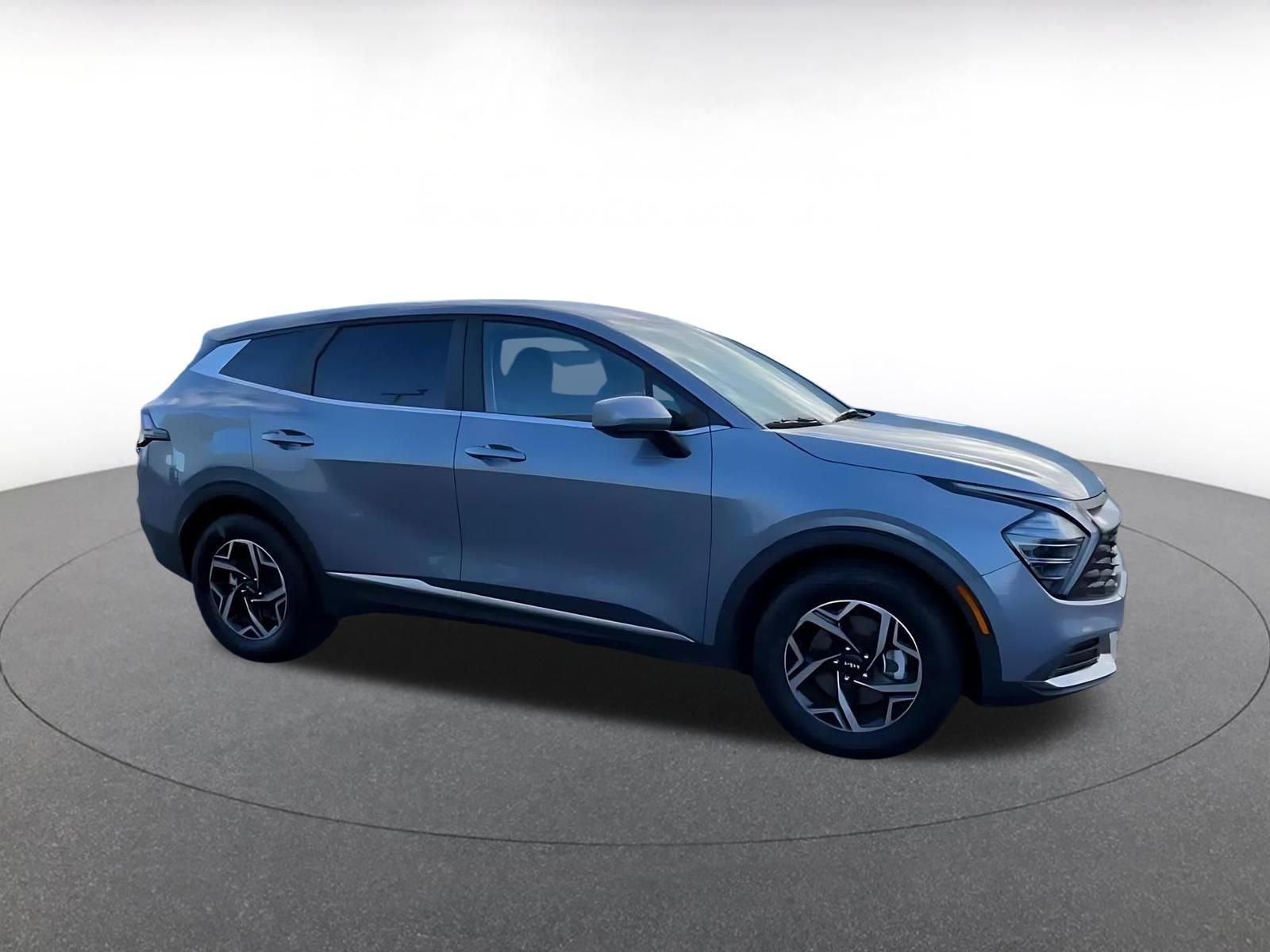 Used 2025 Kia Sportage LX image 2