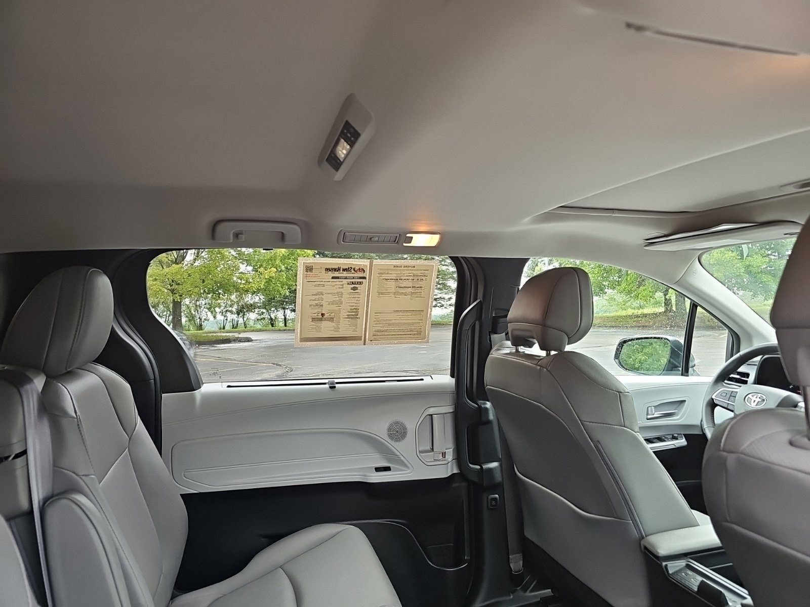 Used 2025 Toyota Sienna XLE FWD image 18