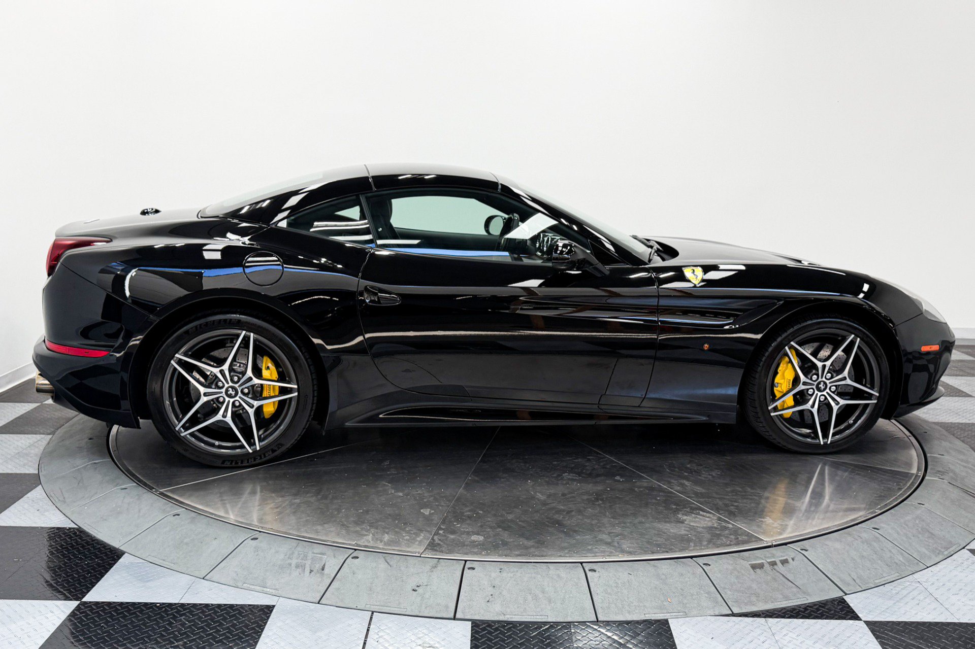 Used 2016 Ferrari California T RWD image 30