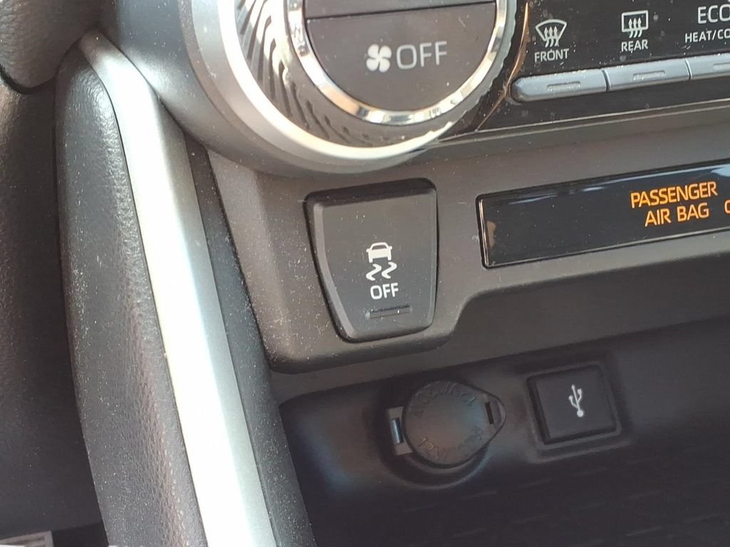 Used 2021 Toyota RAV4 XLE AWD/4WD image 22