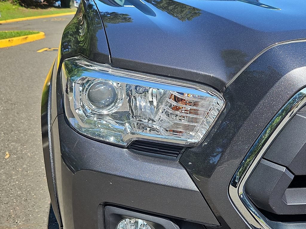 Used 2023 Toyota Tacoma SR5 w/ Black Out Package (TMS) AWD/4WD image 9