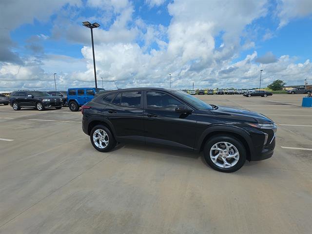 Used 2024 Chevrolet Trax LS w/ LS Convenience Package FWD image 3