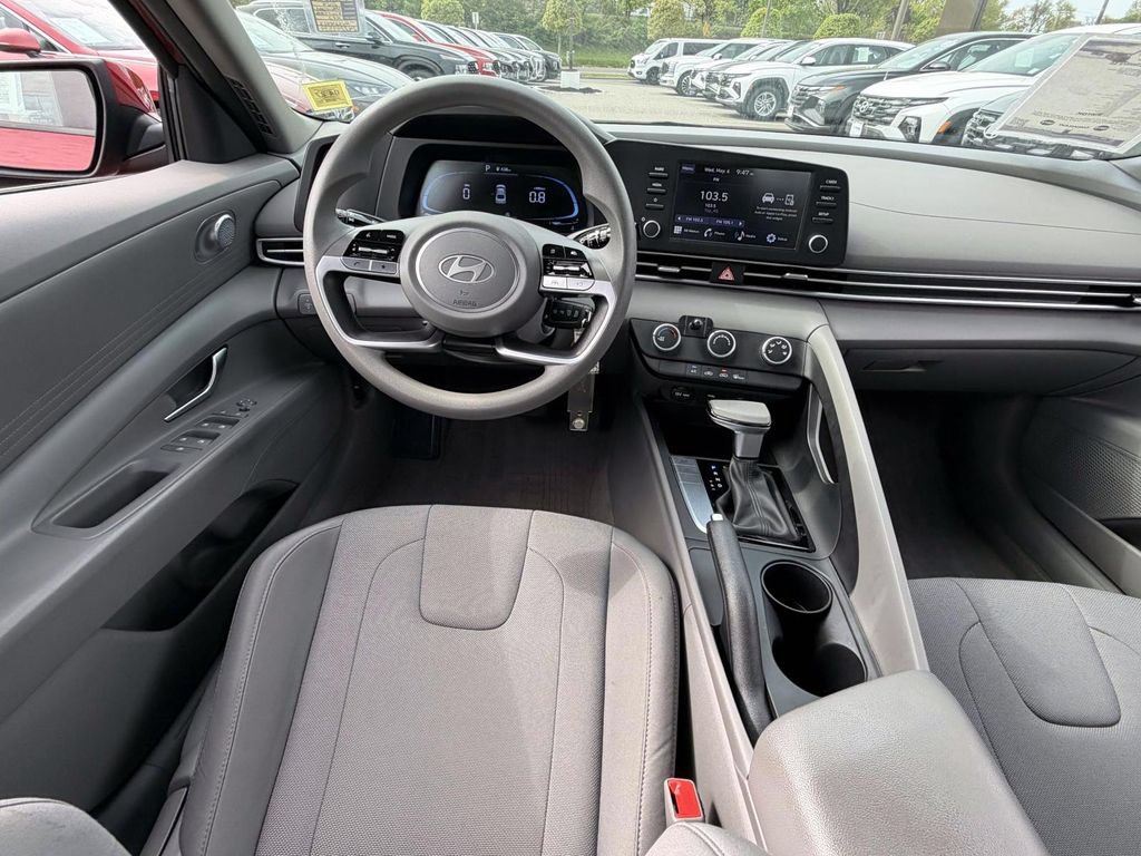 Certified 2024 Hyundai Elantra SE FWD image 17