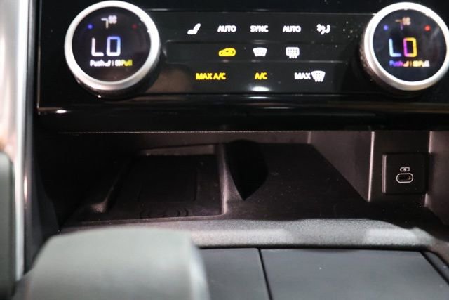 Used 2024 Land Rover Discovery Dynamic SE image 29