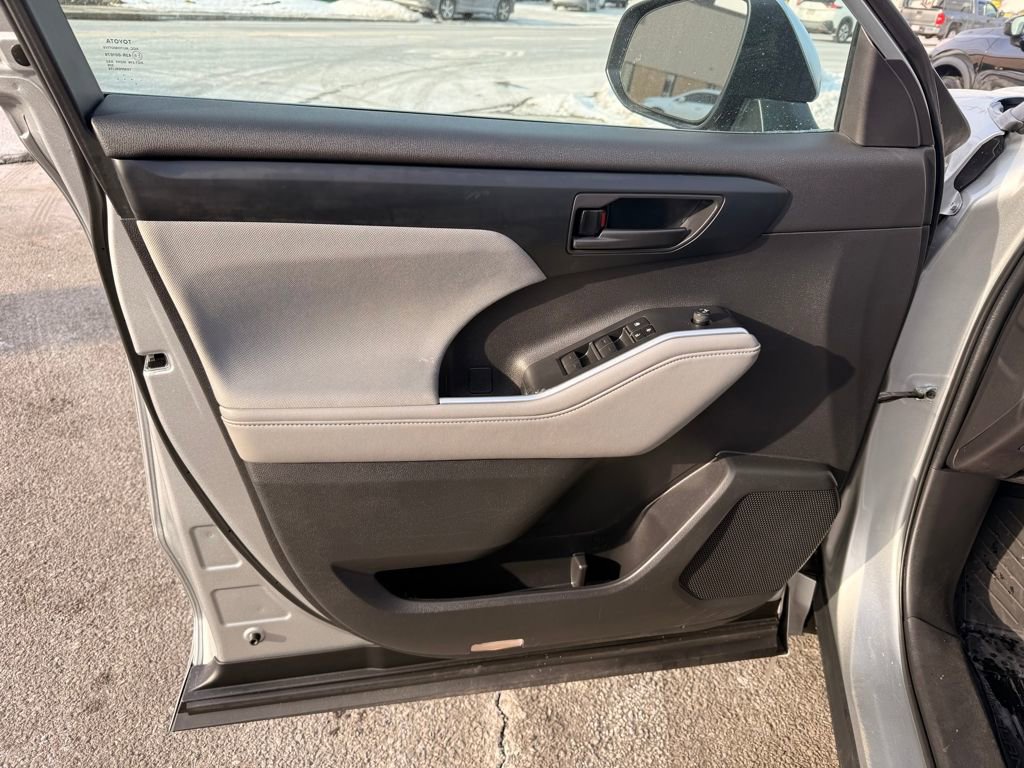 Used 2022 Toyota Highlander LE image 20