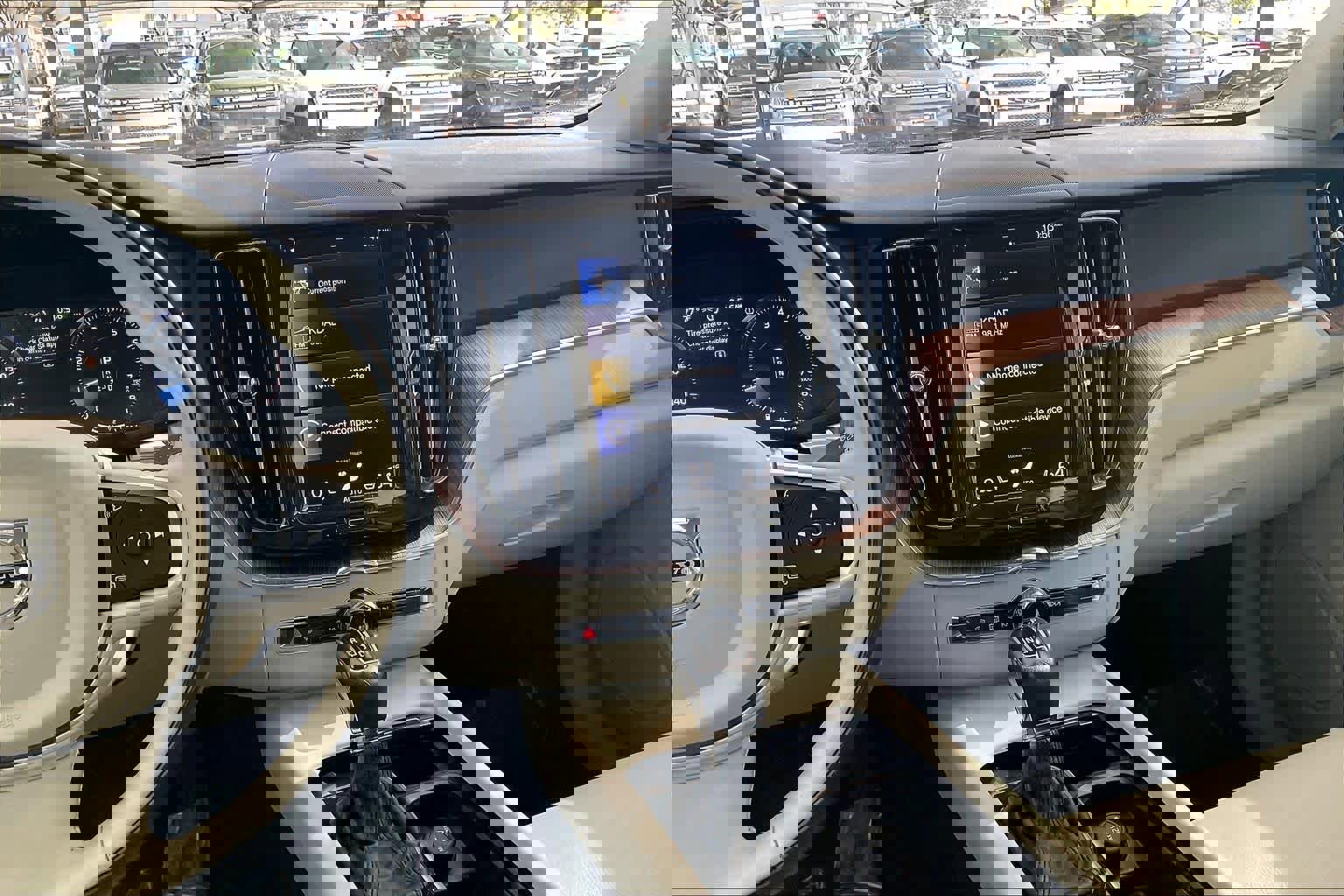 Used 2021 Volvo XC60 T6 Momentum image 7