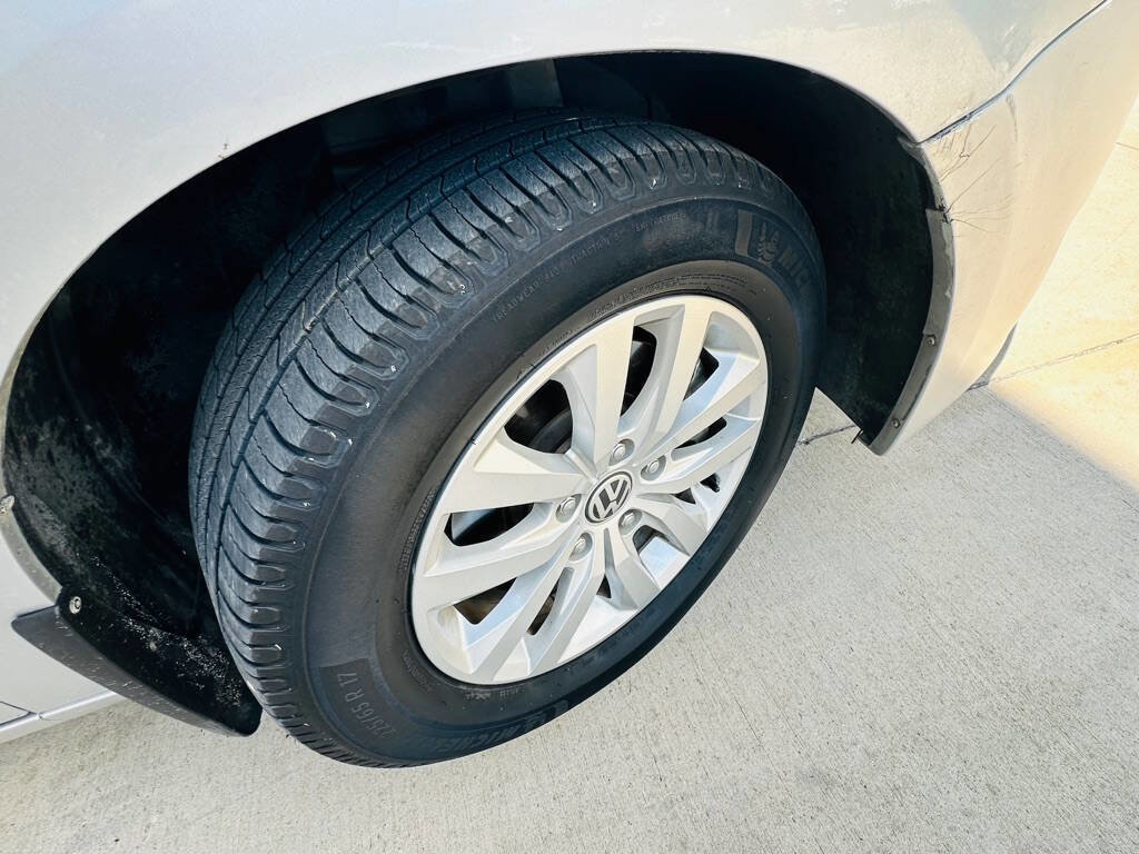 Used 2012 Volkswagen Routan SE image 31