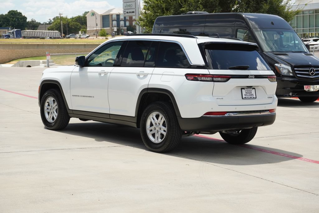 Used 2025 Jeep Grand Cherokee Laredo AWD/4WD image 3