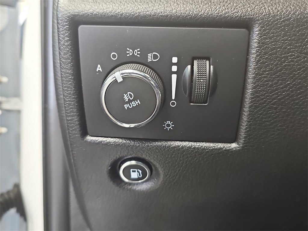 Used 2021 Jeep Grand Cherokee Limited w/ Sun & Sound Group image 25