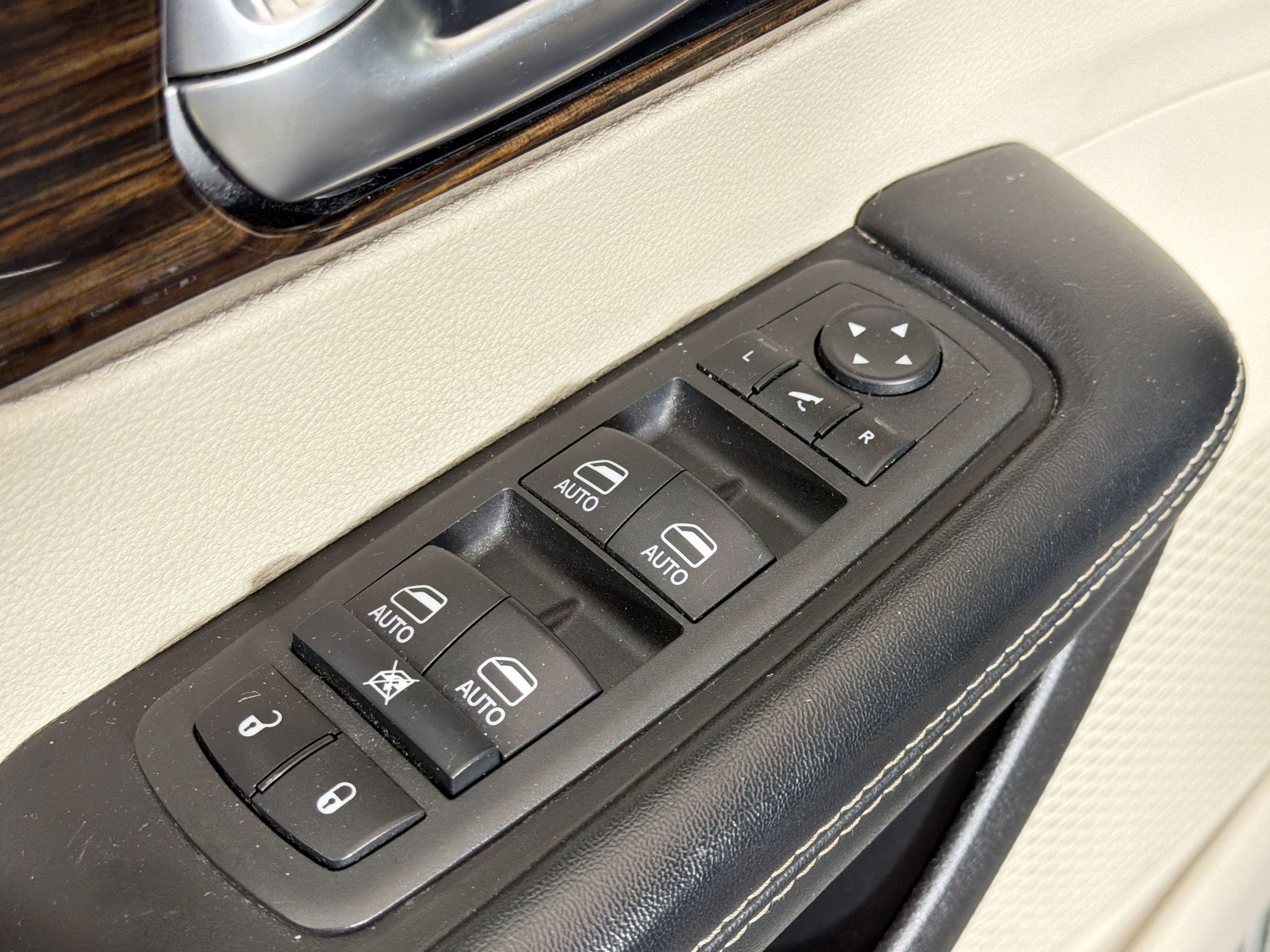 Used 2022 Chrysler Pacifica Limited FWD image 25