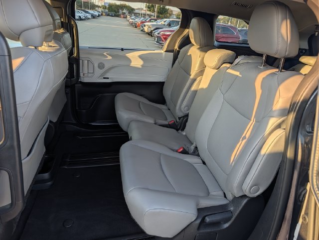 Certified 2025 Toyota Sienna XLE FWD image 27